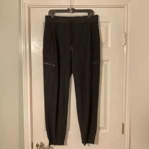 Black Athleta Headlands Hybrid Cargo legging size 12T women’s